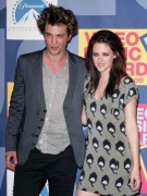 Robsten - Imagenes/Videos de Paparazzi / Estudio/ Eventos etc. - Página 7 39b162183979211