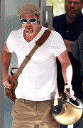 Brad Pitt looking good heading for a meeting - 7.22.09 15bb5b42942039