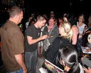 8 Julio-Rob firmando a los fans y dejando el set de Cosmópolis! Tweets y fotos 93ac71139677187