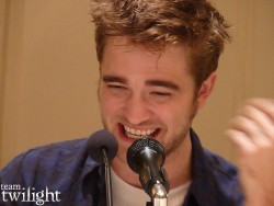 Conférence de Presse - Robert Pattinson pour Breaking Dawn, part 1 3bd191157479512