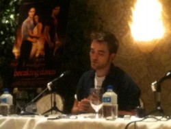 Conférence de Presse - Robert Pattinson pour Breaking Dawn, part 1 9b5b46157479587