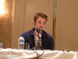 Conférence de Presse - Robert Pattinson pour Breaking Dawn, part 1 E7d641157479315