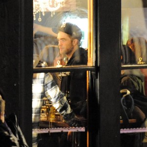 24 Noviembre- Fotos de Rob y Kristen de ayer por la noche en Londres (23.11.11) Cfffa5161057558