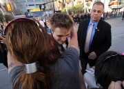 Robert Pattinson 'Eclipse' premiere - photos with the fans 60b96287681260
