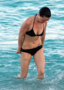 Christina Ricci, Paparazzata in Bikini, Miami Beach, 31 ottobre 09 87ed4854341228