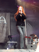 Fotos de Simone Simons - Página 38 3a71b467320763