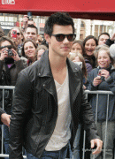 Taylor Lautner Orange Store Signing Dd4c1675660027