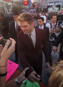 Robert Pattinson 'Eclipse' premiere - photos with the fans 4a5ce387680948