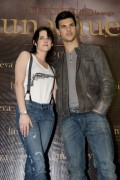 New/Old Kristen & Taylor Photos - New Moon Photocall in Mexico Eb08f096010087