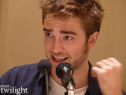 Conférence de Presse - Robert Pattinson pour Breaking Dawn, part 1 Baaedd157479488