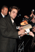 Robert Pattinson - Page 8 C8e3c255683649