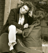 Robert Pattinson - Page 7 08ea9357500380