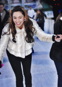 Kelly Brook, Paparazzata a Pattinare, Londra, 06.12.09 Ac27b758957858