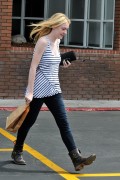 Dakota Fanning leaving Chipotle after lunch in Studio City - August 1, 2010 8935ac91214607