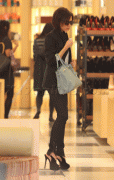 24 11 09 Victoria at shopping (SHE CHANGE HER HAIR AGAIN!) A8721057544992