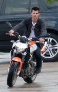 More pics of Taylor Lautner on the set of Abduction 2cee4f88631522