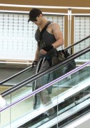 Kellan Lutz leaving the gym - July 22nd, 2010 165f6b89749628