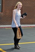 Dakota Fanning leaving Chipotle after lunch in Studio City - August 1, 2010 6c653f91214695