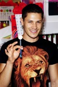 Alex Meraz & His 'Twilight' Wolfettes Have A Sweet Tooth E29fac96494474