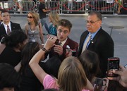 Robert Pattinson 'Eclipse' premiere - photos with the fans 4edfa687681187