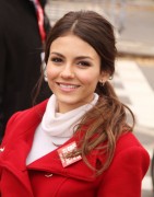 Nov 25, 2010 - Victoria Justice - "Macy's Thanksgiving Day" 84th Annual Parade In New York 325aa0108343993