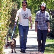 20 Julio - Fotos de Rob ayer (19 julio) paseando a Bear con su amigo Tom. *ACTUALIZADO* 8e637b141383816