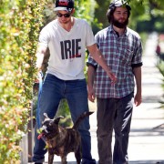 20 Julio - Fotos de Rob ayer (19 julio) paseando a Bear con su amigo Tom. *ACTUALIZADO* Af4b2f141383453