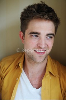 18 Junio- Nuevos / Viejos Portrais de Rob para la Promo de 'Eclipse'  ( con etiquetas) 0e78a6196951316