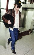 Robert Pattinson's Hot at Heathrow Ahead of Eclipse Reshoots 0948c278376307