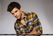 Outtakes from Taylor Lautner's 'SNL' photoshoot 9eb94d79354050