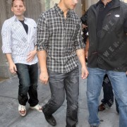 Taylor Lautner - Imagenes/Videos de Paparazzi / Estudio/ Eventos etc. - Página 31 F1037e86435488