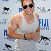 More pics of Kellan Lutz at 'Wet Republic' 1278ee89096947