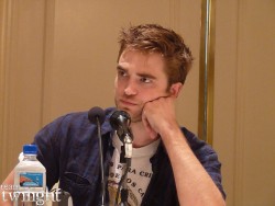 Conférence de Presse - Robert Pattinson pour Breaking Dawn, part 1 525240157479236