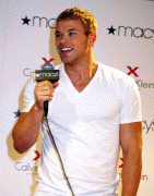 Kellan Lutz at Macy's Calvin Klein event 1a792c81126457