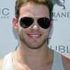 Kellan Lutz - Imagenes/Videos de Paparazzi / Estudio/ Eventos etc. - Página 8 Eae0e289124783