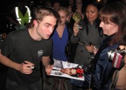 8 Julio-Rob firmando a los fans y dejando el set de Cosmópolis! Tweets y fotos D225e0139677822