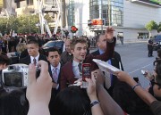 Robert Pattinson 'Eclipse' premiere - photos with the fans 2706e487681309