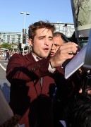 Robert Pattinson 'Eclipse' premiere - photos with the fans 9139a687680466