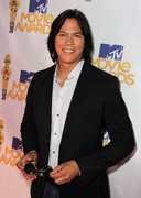 More pics of Chaske Spencer at the MTV Movie Awards 0b22df83914406