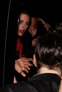 Robsten - Imagenes/Videos de Paparazzi / Estudio/ Eventos etc. - Página 8 5d5322192342781