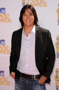 More pics of Chaske Spencer at the MTV Movie Awards 9ab89483914408