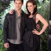 Kristen Stewart and Taylor Lautner at the 'Eclipse' photocall in Rome A6921f84793614