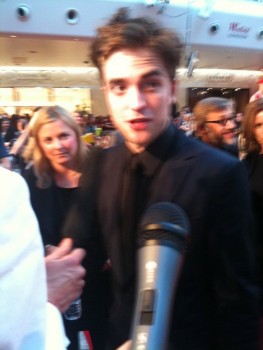 13 Octubre - Nuevas/viejas fotos de Rob durante la premiere de Agua para Elefantes en Londres!  609ae3153785400