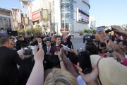 Robert Pattinson 'Eclipse' premiere - photos with the fans 6689a787681383