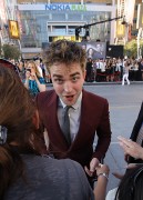 Robert Pattinson 'Eclipse' premiere - photos with the fans F327e787680861