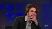 Screencaps of Robert Pattinson on The Daily Show with Jon Stewart - March/2010 56e2c297891524