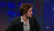 Screencaps of Robert Pattinson on The Daily Show with Jon Stewart - March/2010 Ff43e697891582