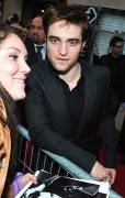 28-ABRIL-Robert Pattinson en la premiere de Water for Elephants en París *Actualización Constante*  B02155129970258