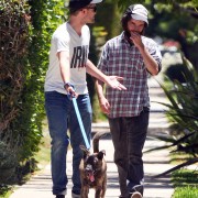 20 Julio - Fotos de Rob ayer (19 julio) paseando a Bear con su amigo Tom. *ACTUALIZADO* 08f019141382790