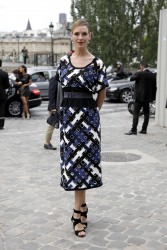 UmaThurman  at the Louis Vuitton show in Paris 0f7132152779679